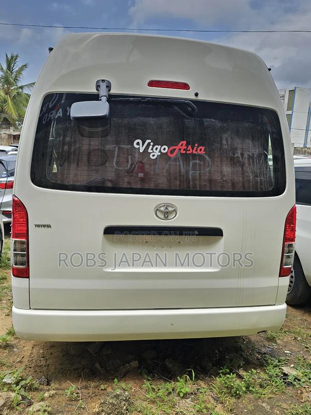 Toyota HiAce 2017 White - thumbnail 3