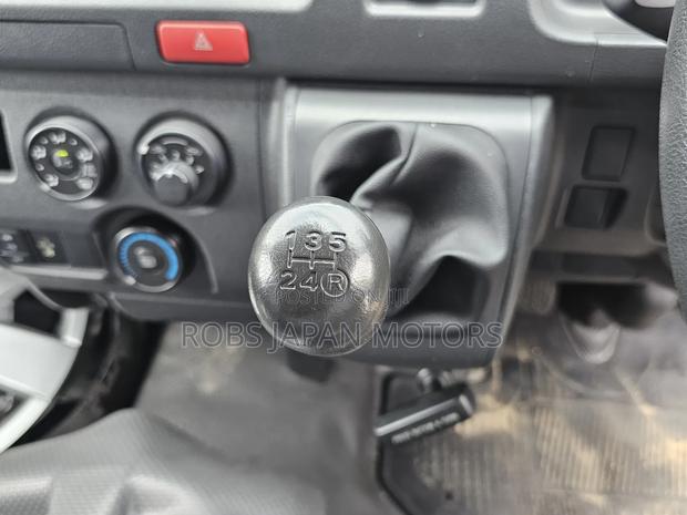 Toyota HiAce 2017 White - thumbnail 7