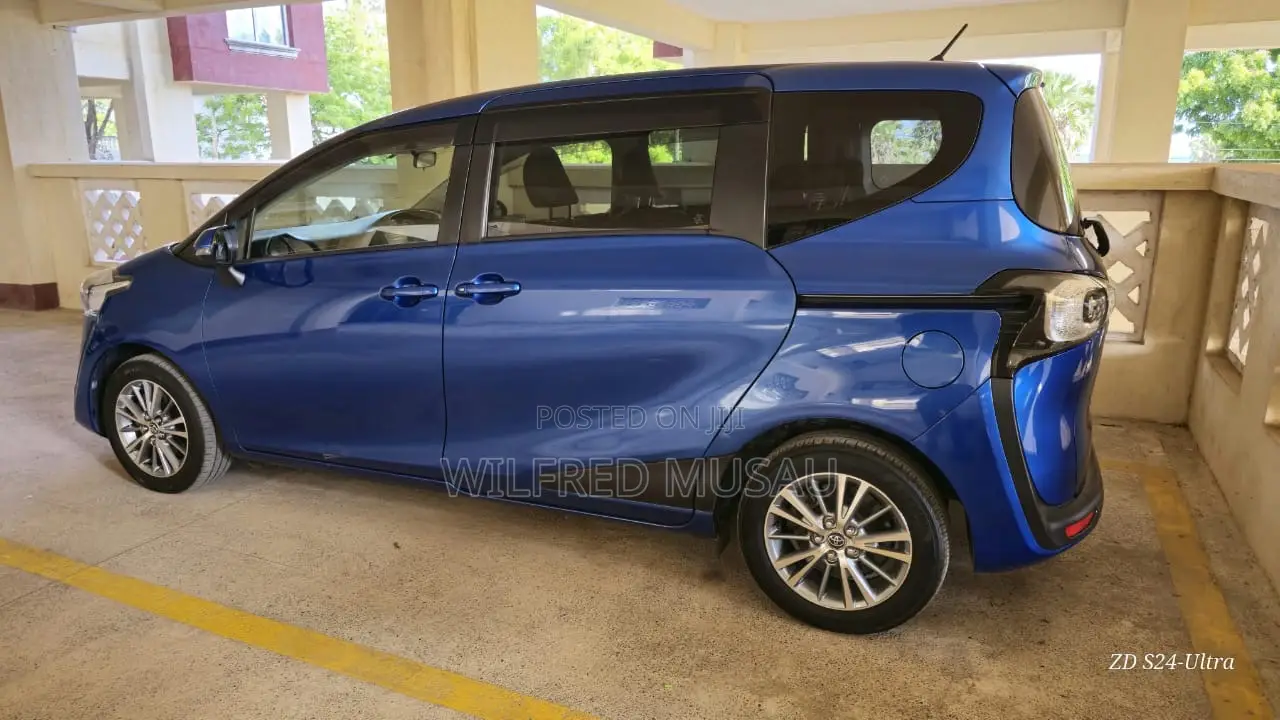 Toyota Sienta 1.5 AWD 2017 Blue