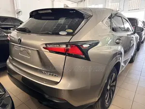 Lexus NX 300h Base 4x4 (2.5L 4cyl 2A) 2017 Gold