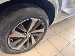 Lexus NX 300h Base 4x4 (2.5L 4cyl 2A) 2017 Gold