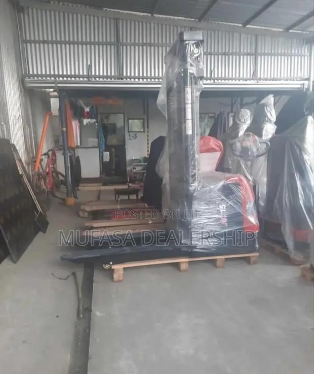 Warehouse Semi Electric Stacker - thumbnail 3