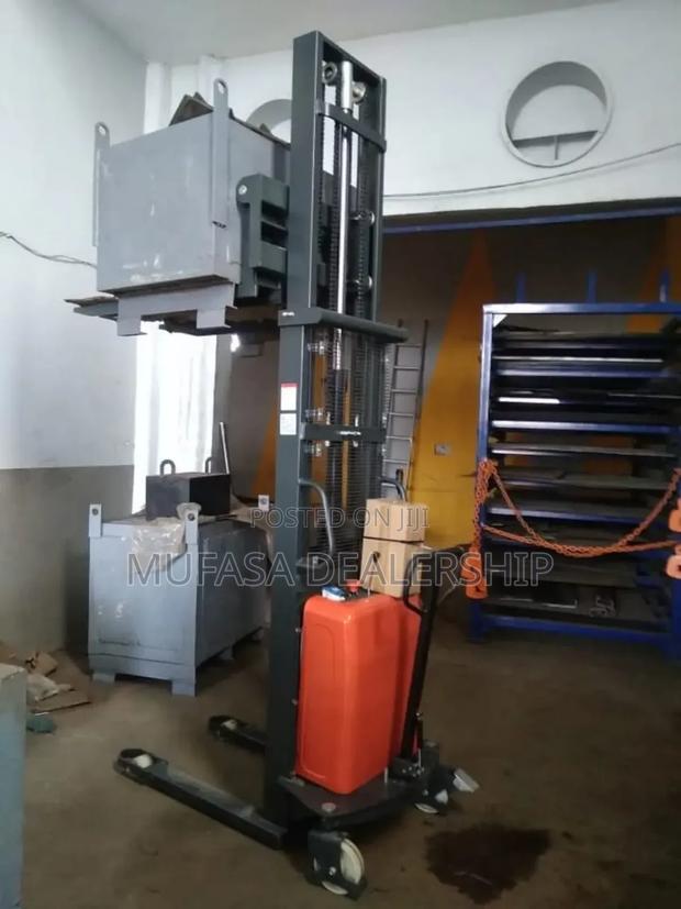 Hydraulic Semi Electric Stacker - thumbnail 4