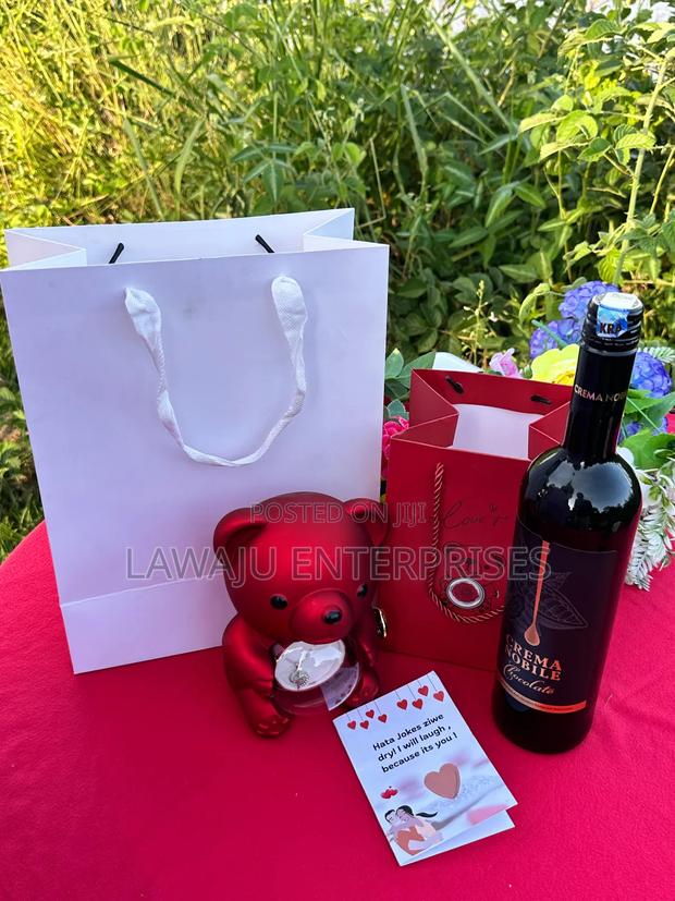 Valentine's Gift for Her With Crema Nobile Wine - main view