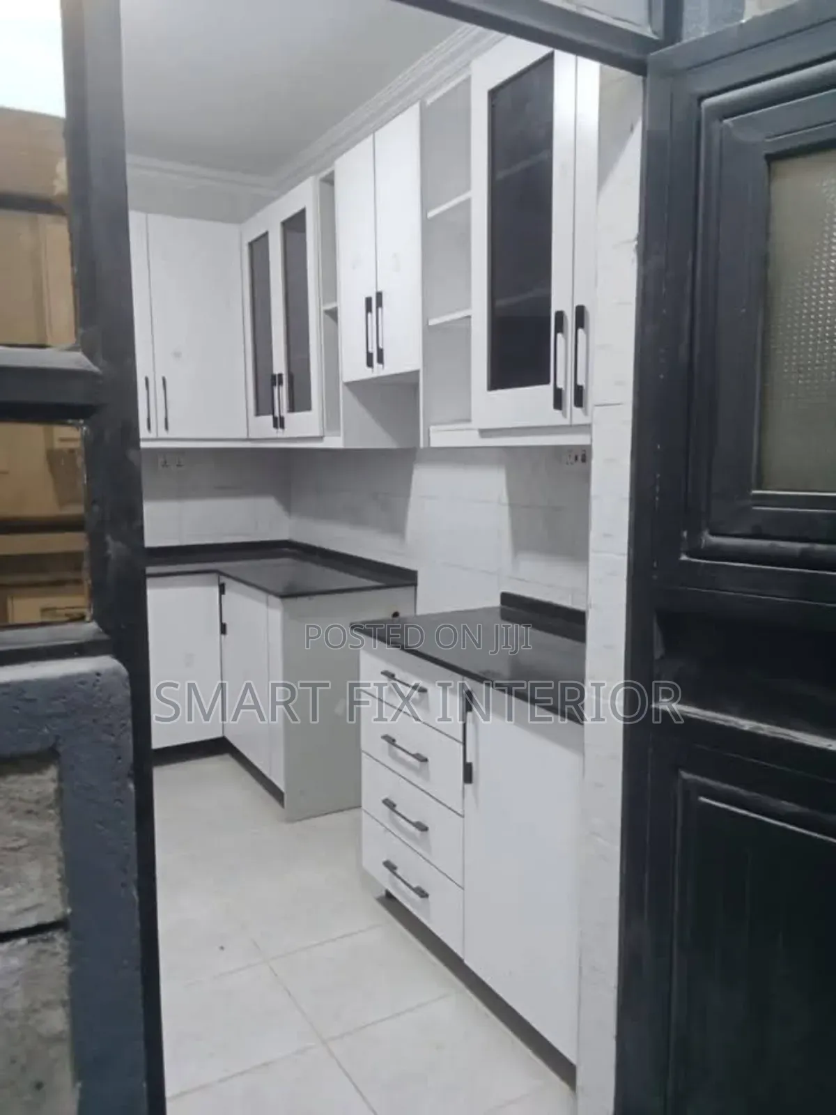 Kitchen Cabinets/Kitchen Tops/Home Décor