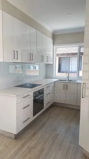 Kitchen Cabinets/Kitchen Tops/Home Décor