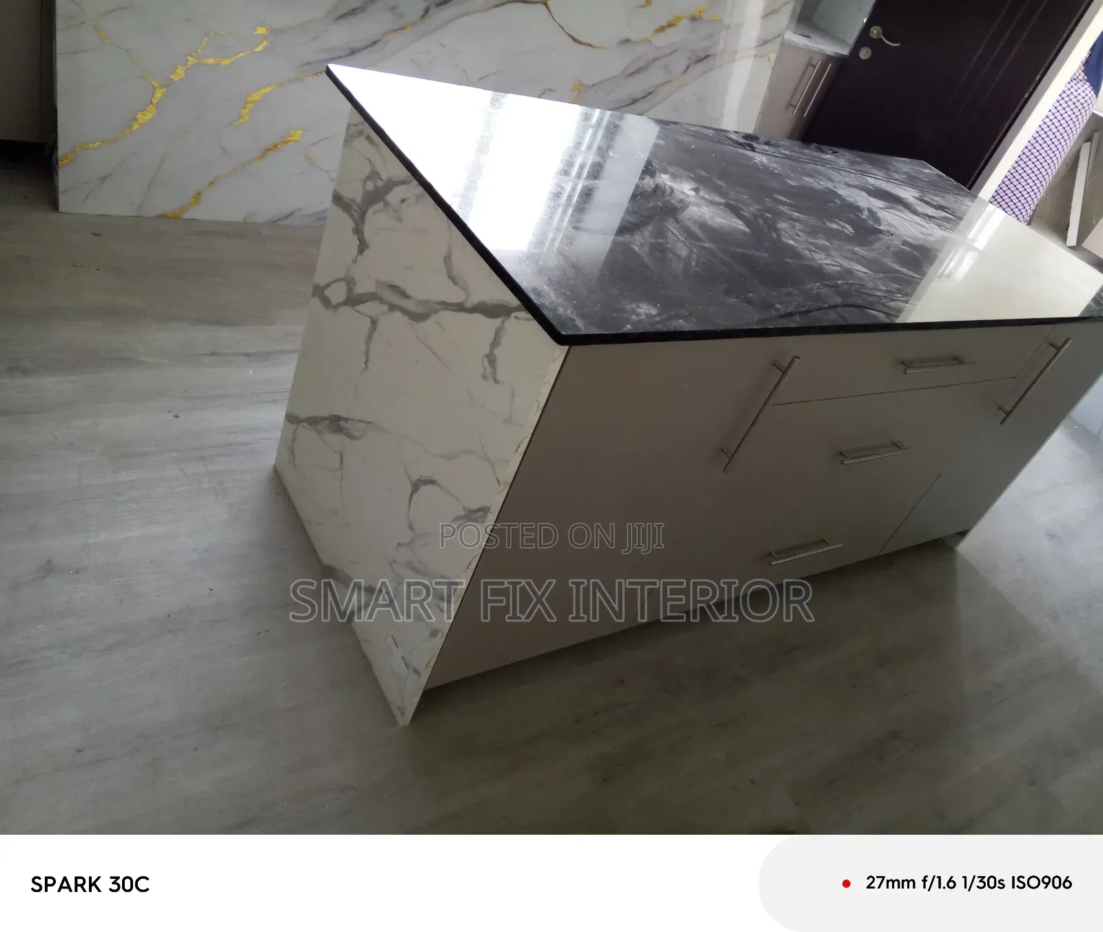 Kitchen Cabinets/Kitchen Tops/Home Décor