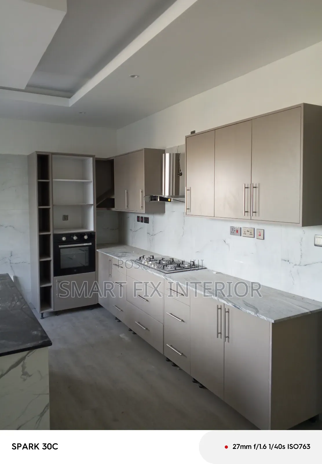 Kitchen Cabinets/Kitchen Tops/Home Décor