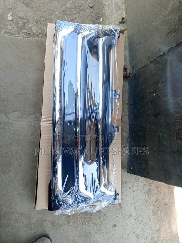 Grill Toyota Hiace 7l 2014