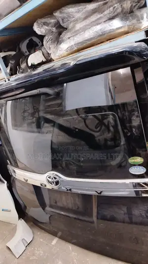 Voxy ZRR85 Tailgate With Spoiler