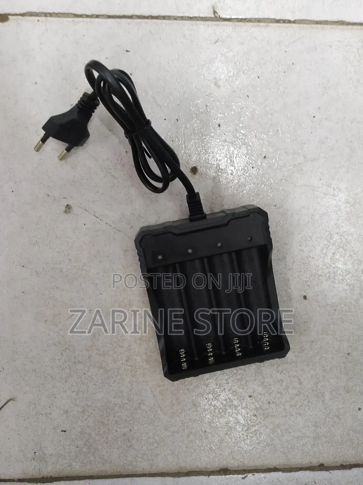 4 Batteries Universal Holder Charger Which Fit AA, AAA 18650