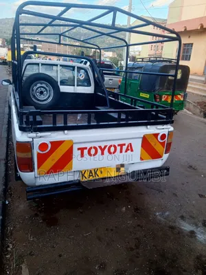 Toyota Hilux 1999 White