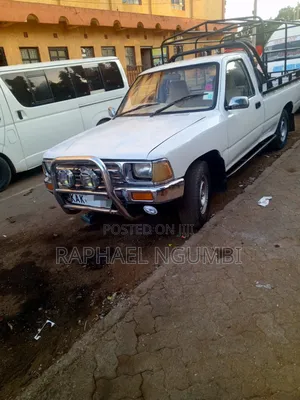 Toyota Hilux 1999 White