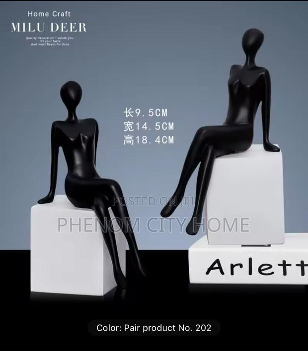 Decorating Sitting Figure Model Bookend - thumbnail 2