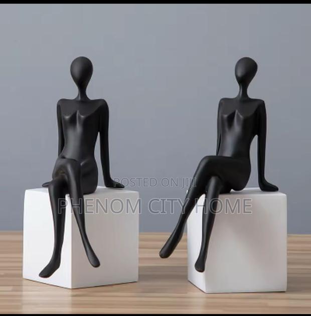Decorating Sitting Figure Model Bookend - thumbnail 3