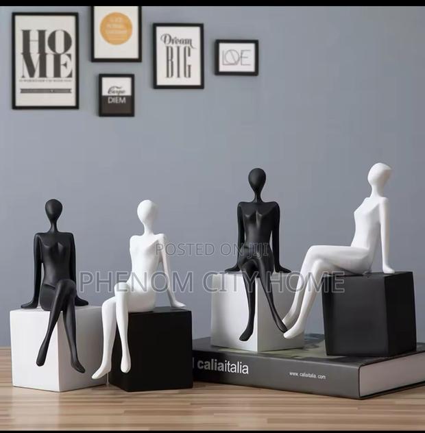 Decorating Sitting Figure Model Bookend - thumbnail 4