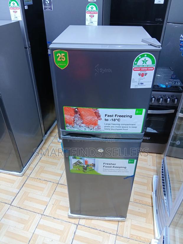 Double Door Syinix Fridge - main view