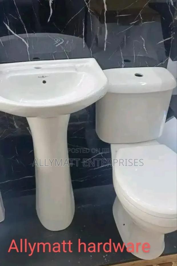Close Couple Toilet Set