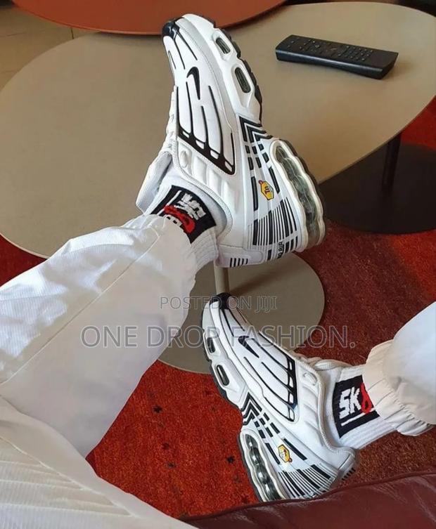 Black and White Nike Tn - thumbnail 2