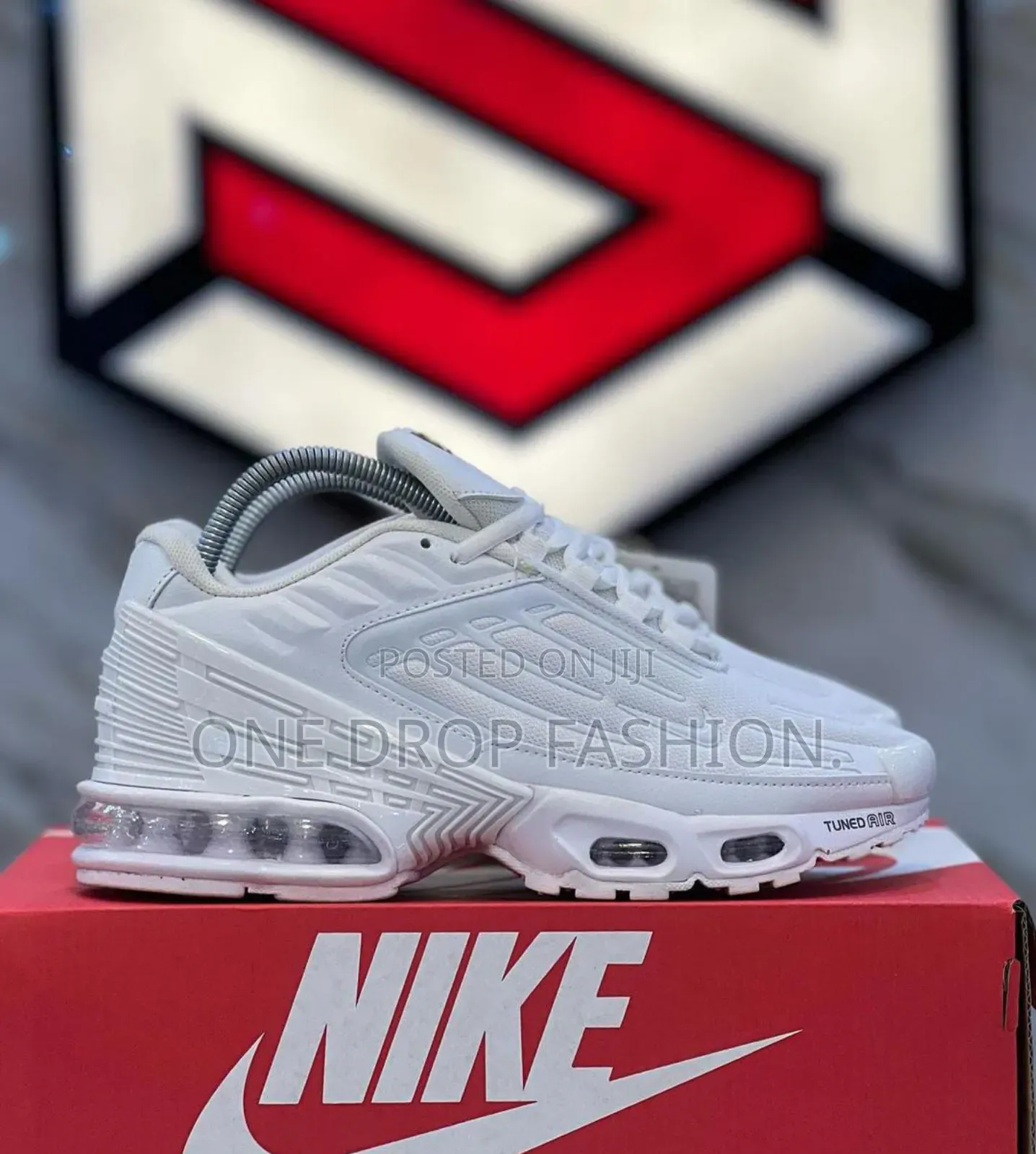 White Nike Tns69