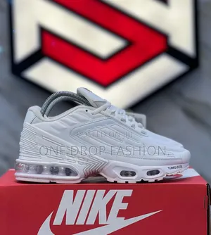 White Nike Tns69