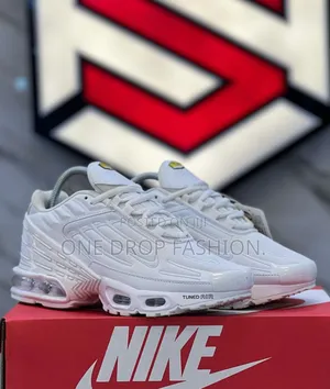 White Nike Tns69