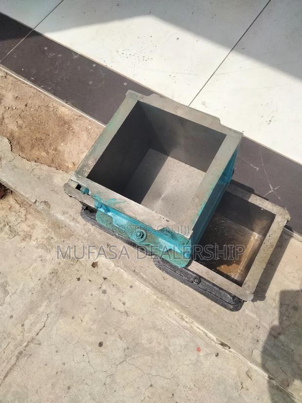 Cast Iron Cube Moulds - thumbnail 2