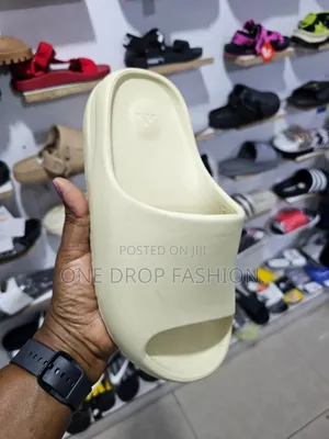 Yeezy Slides 689