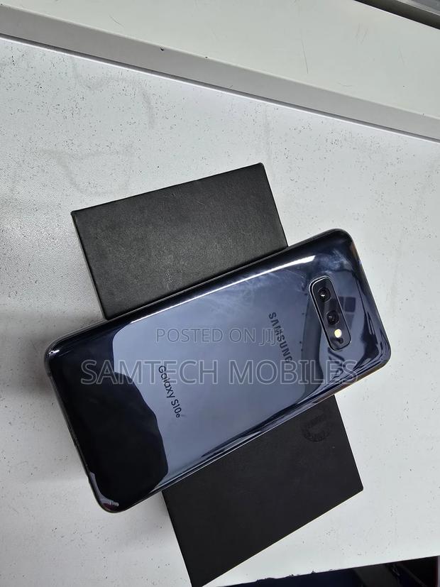 Samsung Galaxy S10e 128 GB Black - thumbnail 2
