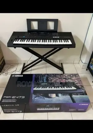 New PSR 473 Yamaha Keyboard With Stand