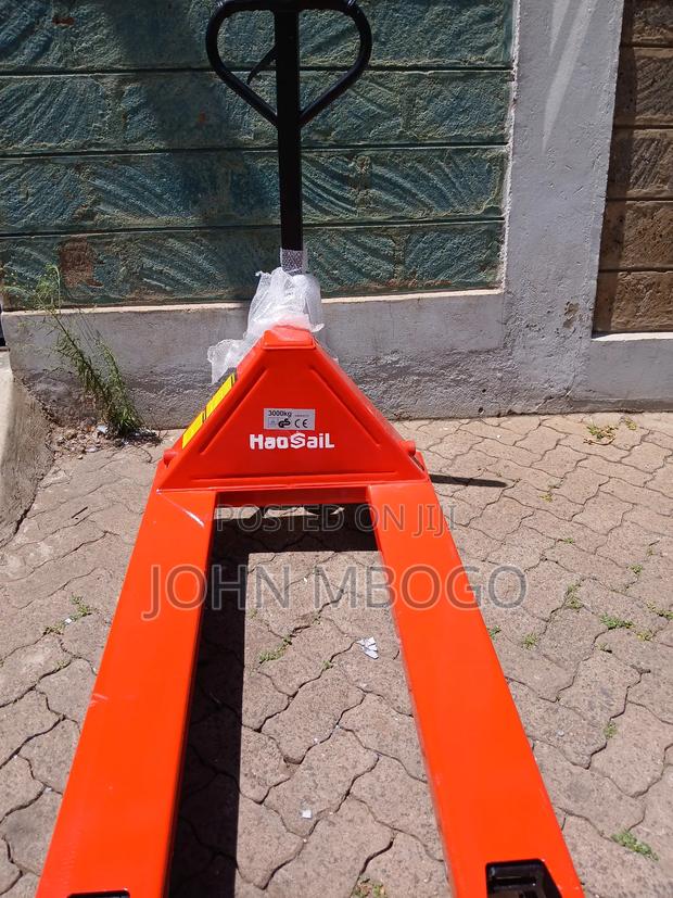 Manual Hydraulic Pallet Truck . - thumbnail 3