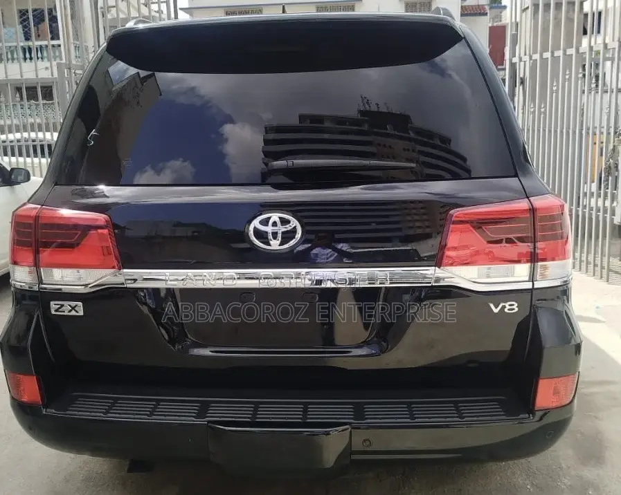 Toyota Land Cruiser 4.6 V8 ZX 2017 Black