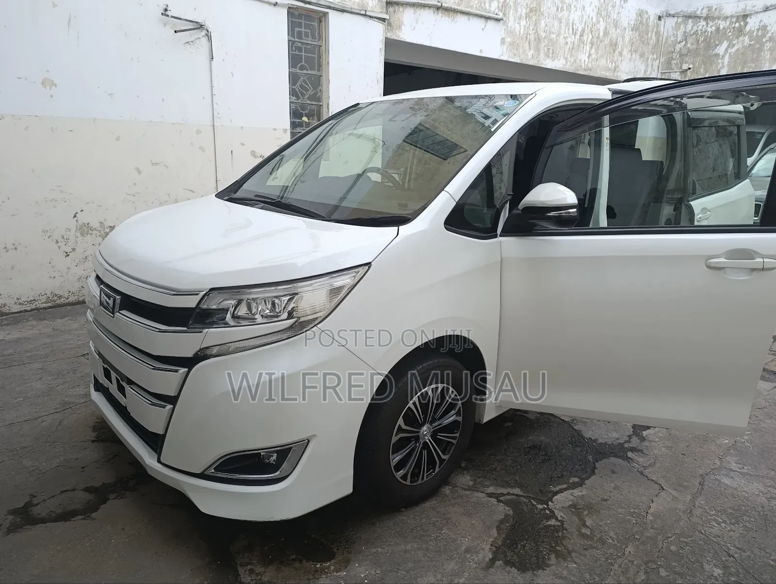 Toyota Noah 2.0 AWD (8 Seater) 2018 White