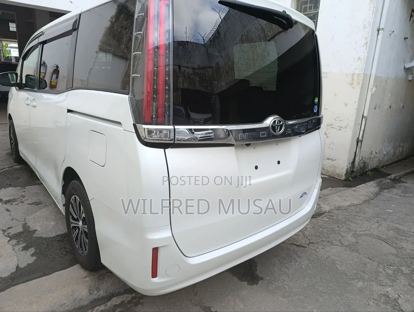 Toyota Noah 2.0 AWD (8 Seater) 2018 White