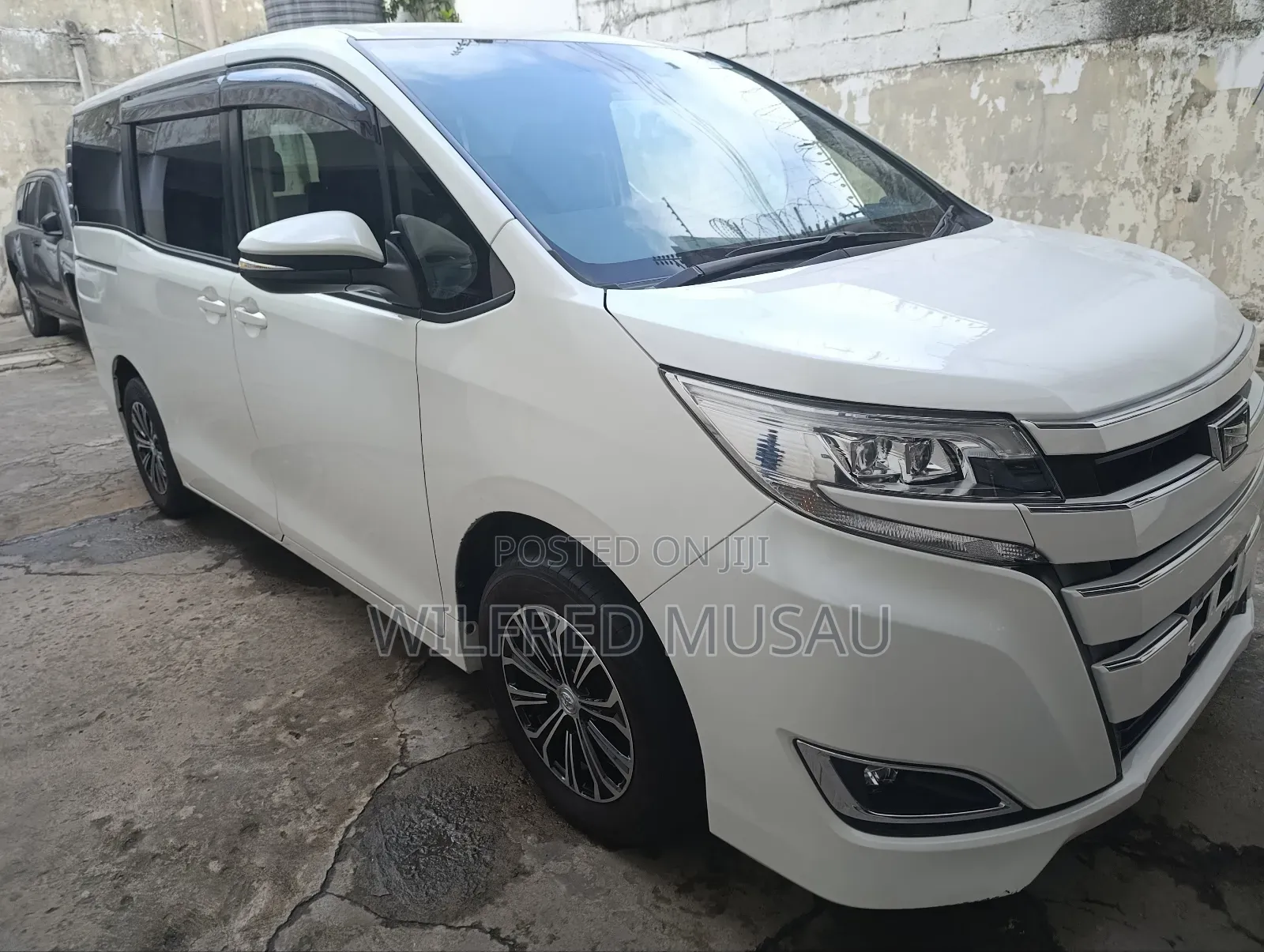Toyota Noah 2.0 AWD (8 Seater) 2018 White