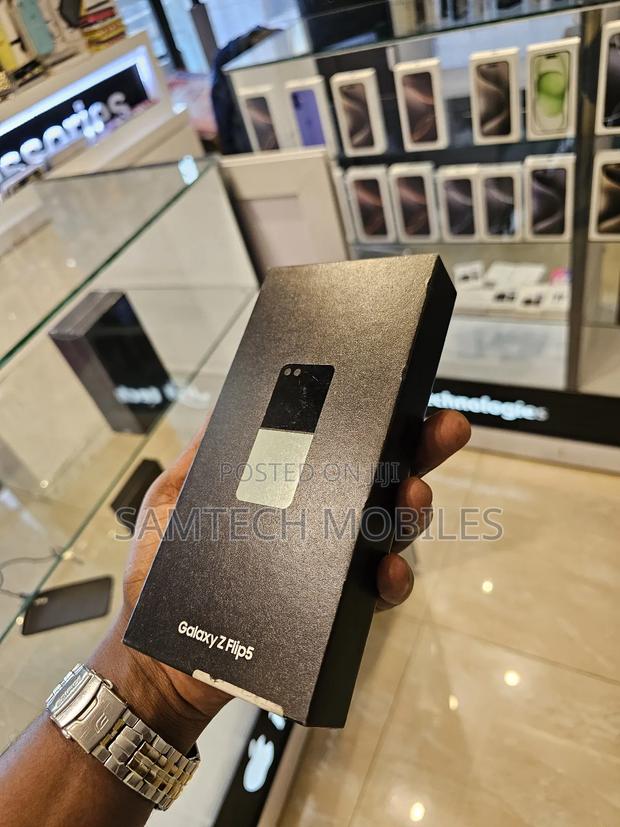 New Samsung Galaxy Z Flip 5 512 GB Silver - main view