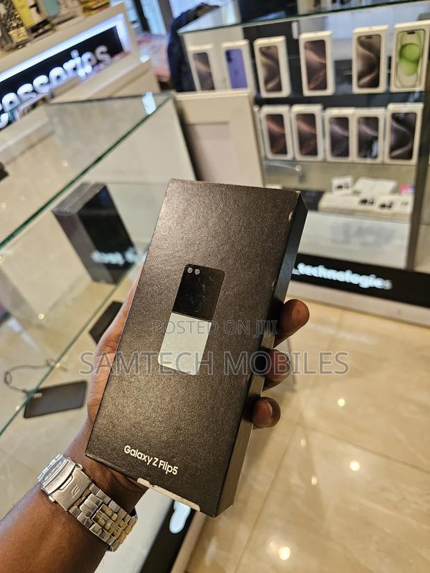 New Samsung Galaxy Z Flip 5 512 GB Silver - thumbnail 2