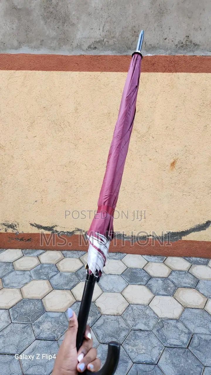 *Big Family Size Umbrellas KSHS Available in Black , Blue