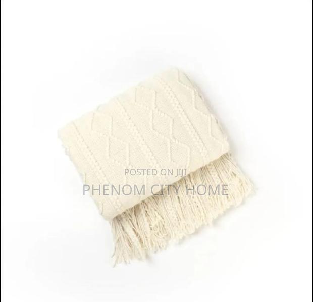 Knitted Light Quality Throw Blankets - thumbnail 2