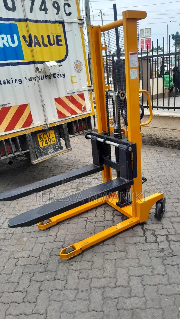 2-ton Stacker With 1500mm Height  Lift - thumbnail 2