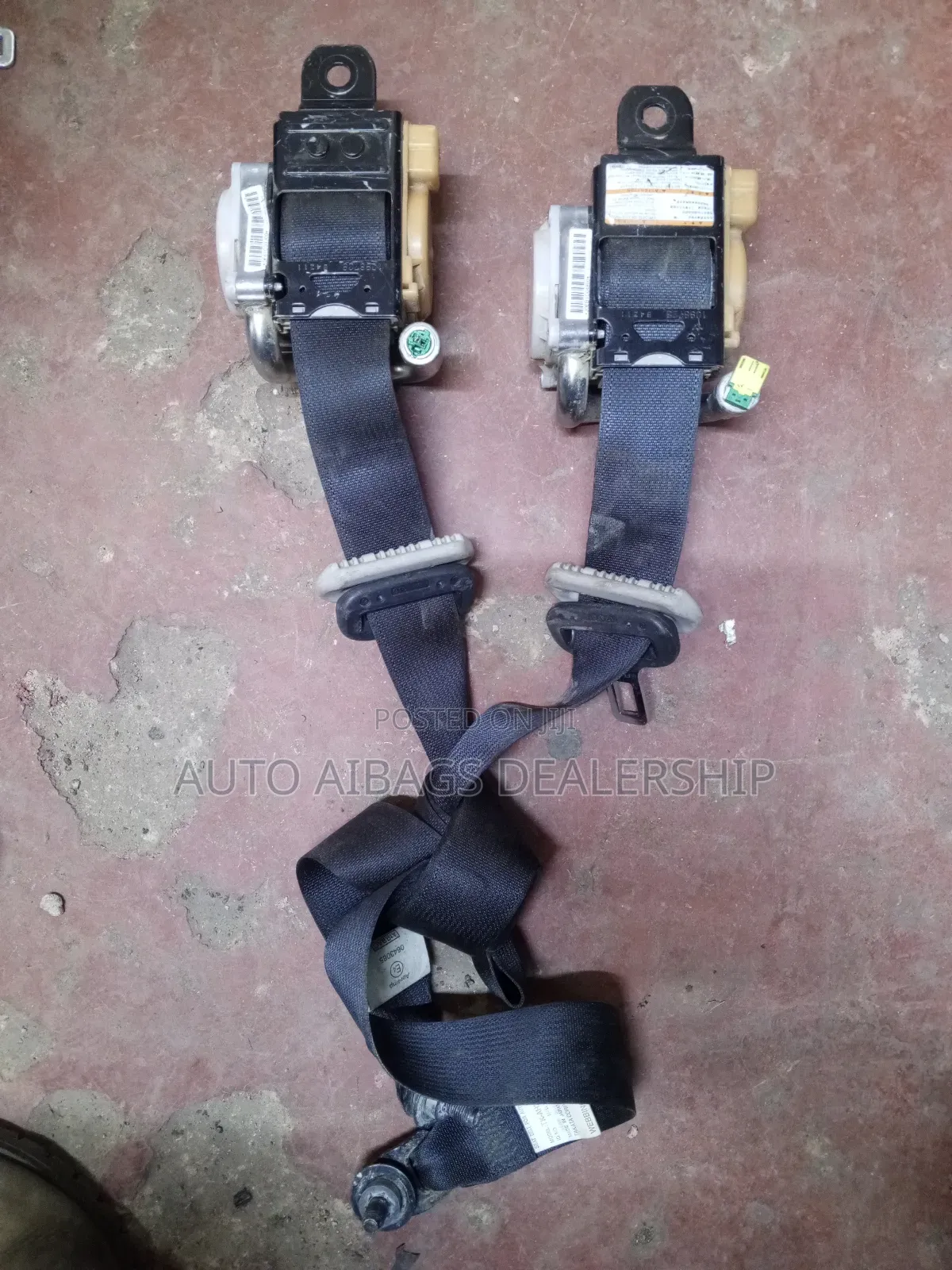 Honda VEZEL Front Seatbelts.