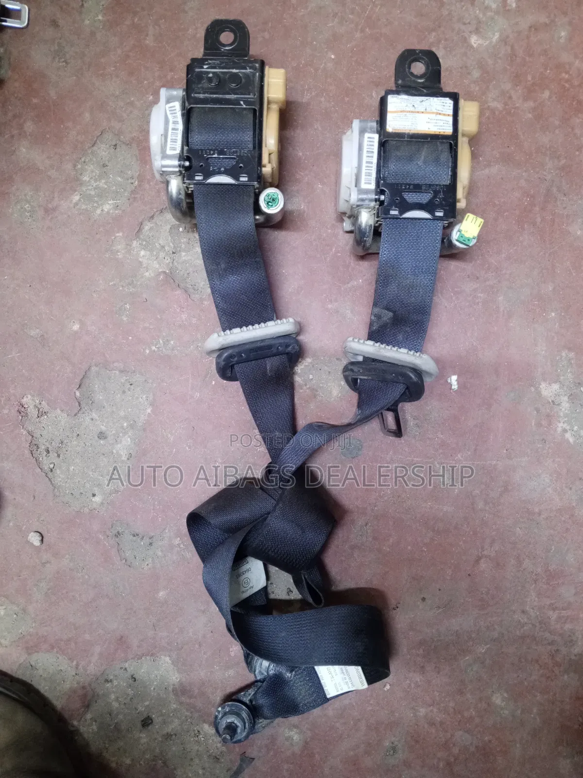 Honda VEZEL Front Seatbelts.