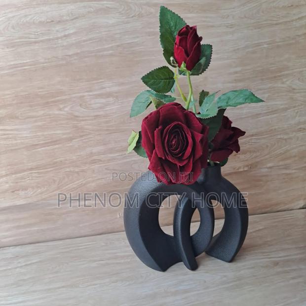 Black Interlocking Flower Vases