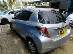 Toyota Vitz 2015 Silver