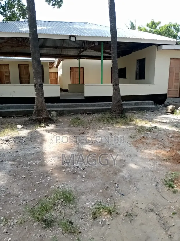 12bdrm Bungalow in Likoni, Shelly Beach for sale