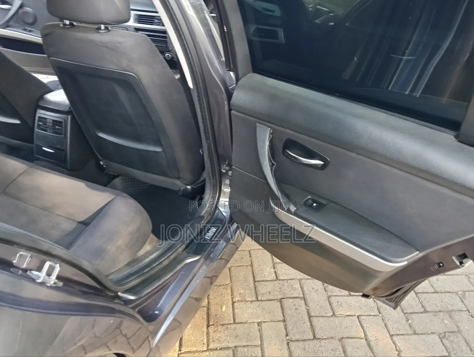 BMW 320i Sedan RWD 2008 Black