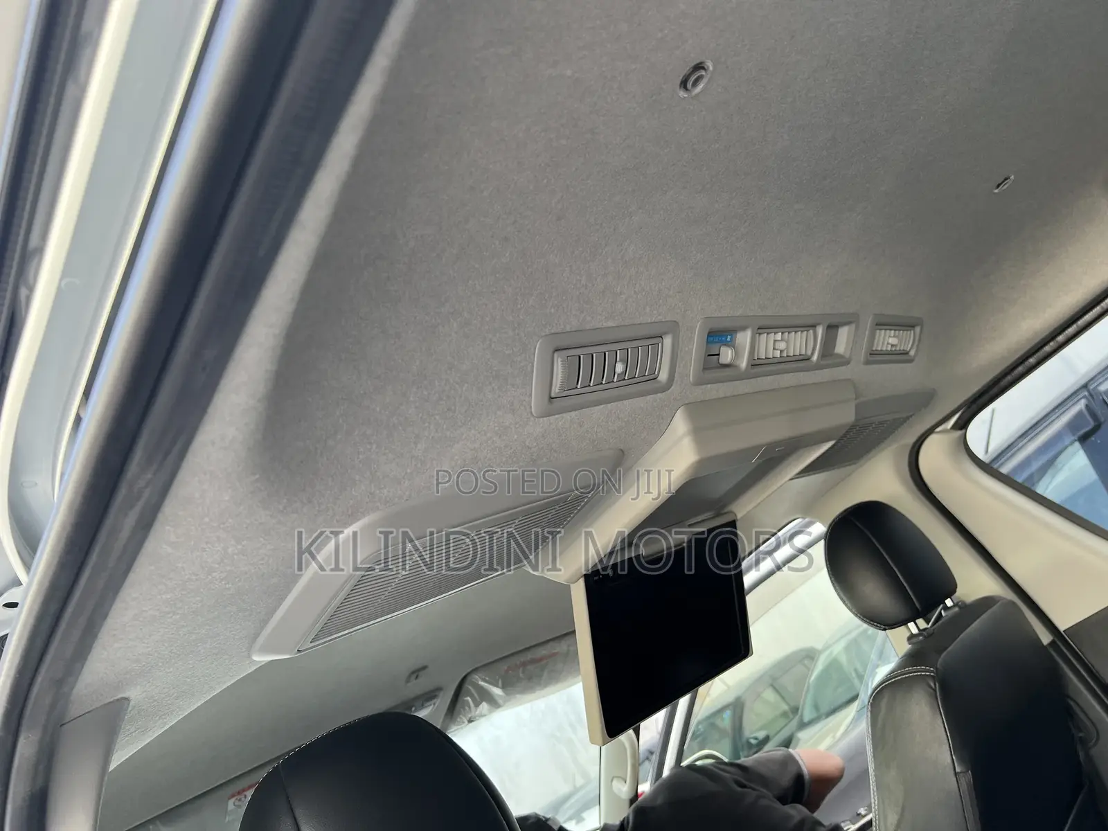 Toyota HiAce 2018 White