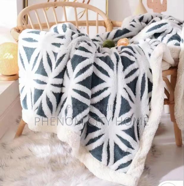 Thick Sherpa Throwblankets - thumbnail 2