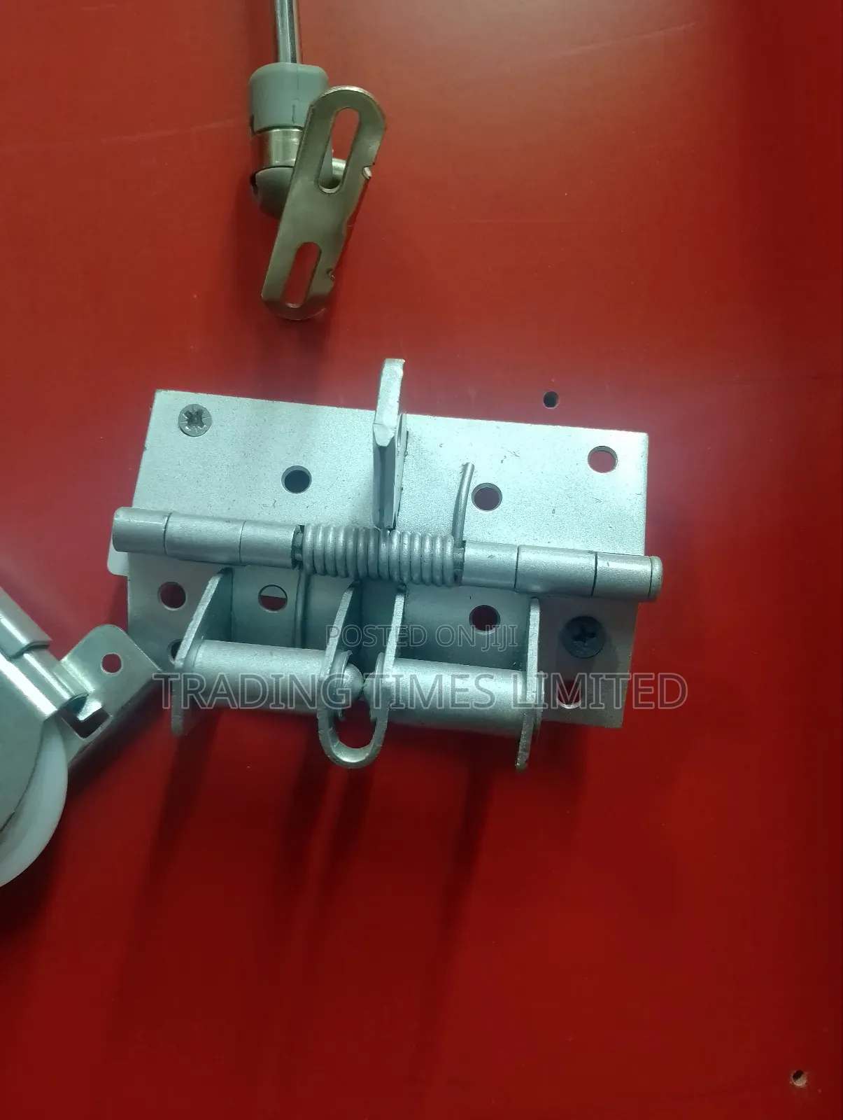 Self Locking/ Returning Hinge