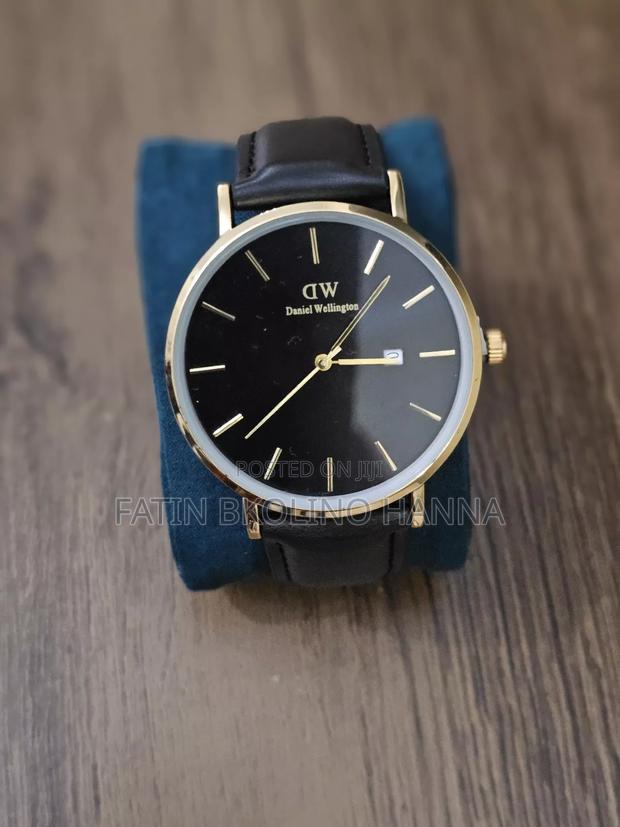 Simple Daniel Wellington Watch - main view